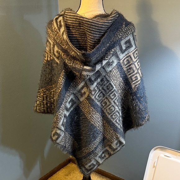 Geometric Patterned Hooded Poncho - Picture 2 of 4